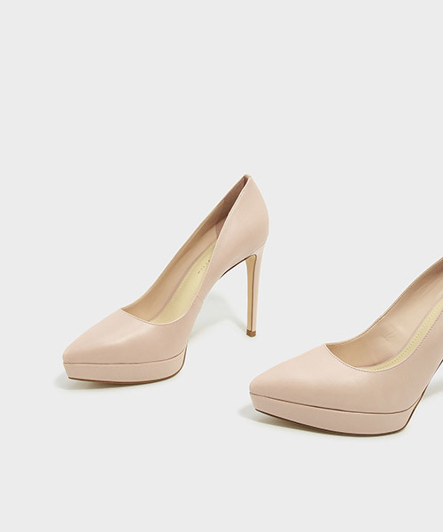 CHARLES & KEITH(チャールズ & キース)の「ポインテッドプラットフォームパンプス / POINTED PLATFORM PUMPS(パンプス・レディース・ブラック/アイボリー・23.5cm/23cm/25.5cm/25cm/24.5cm/22.5cm)」の4枚目の写真