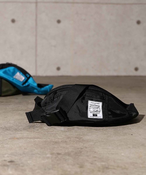 ADAM ET ROPE'（アダムエロペ）の「Samuel Halbers ウエストバッグ/UNISEX（ボディバッグ/ウエストポーチ・メンズ・ブラック/ターコイズブルー/グリーン系その他・FREE）」の2枚目の写真