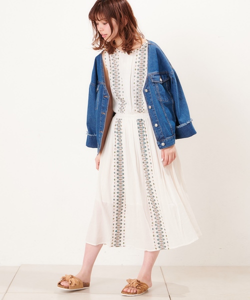 natural couture（ナチュラルクチュール）の「ジオメトリック刺繍楊柳ワンピース（ワンピース・レディース・ブルー/オフホワイト/ブラック・FREE）」の2枚目の写真