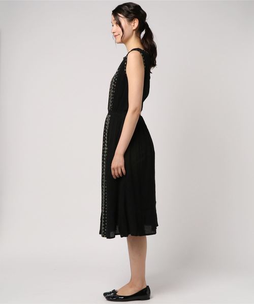 natural couture（ナチュラルクチュール）の「ジオメトリック刺繍楊柳ワンピース（ワンピース・レディース・ブルー/オフホワイト/ブラック・FREE）」の4枚目の写真