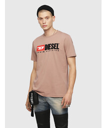 この夏 オシャレな人が着ているのは ブランドロゴtシャツだ