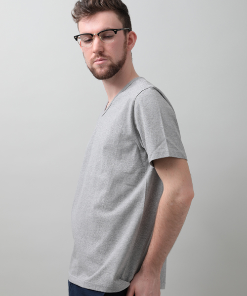 Denime（ドゥニーム）の「【MadeInJapan】BASIC CUTSEW/ベーシックカットソーVネックT（Tシャツ/カットソー・メンズ・オレンジ/ホワイト/ブラック/オリーブ/グレー/イエロー/サックスブルー/グリーン/杢グレー/ネイビー/カーキ/ライトブラウン・SMALL/MEDIUM/LARGE/X-SMALL/X-LARGE）」の4枚目の写真