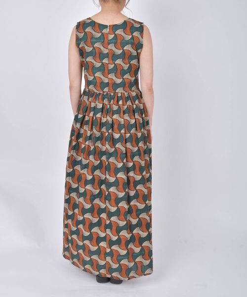 Khaju（カージュ）の「【別注】UHURU:バティックワンピース◇◇（ワンピース・レディース・ブラック/グリーン・ONE SIZE）」の4枚目の写真