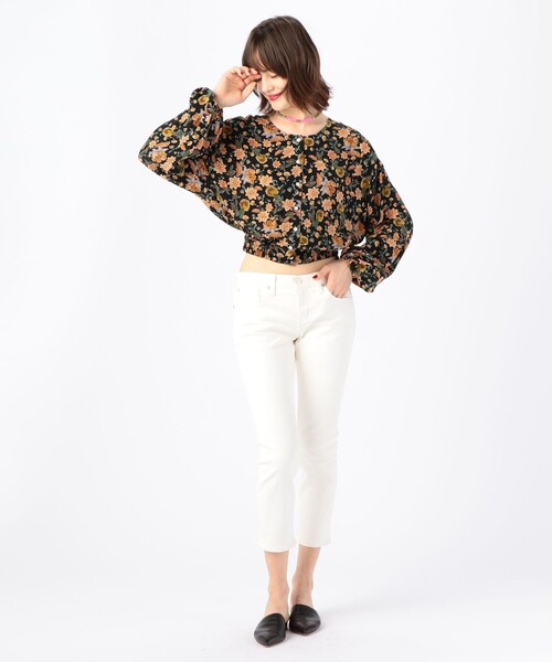 TOMORROWLAND (トゥモローランド)の「RED CARD TOKYO Anniversary Crop デニムテーパードパンツ(デニムパンツ・レディース・ホワイト・24/22/21/23/25)」の2枚目の写真