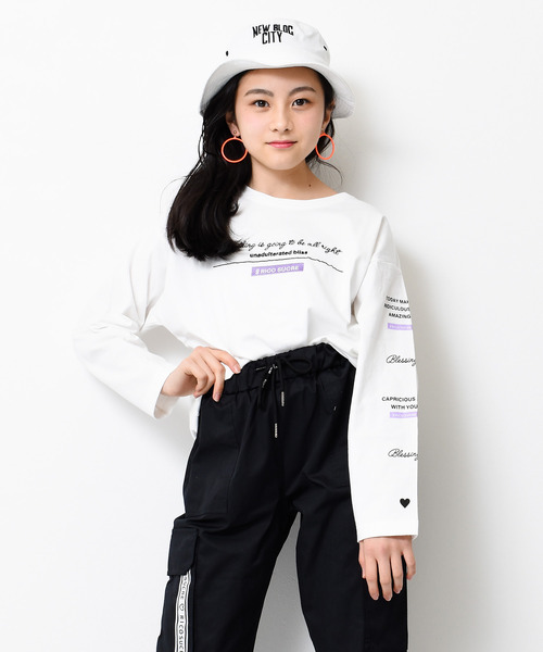 RiCO SUCRE(リコシュクレ)の「袖プリントロングTシャツ(Tシャツ/カットソー・キッズ・ライトブルー/ラベンダー/ブラック/オフホワイト/ブラック系2/ピンク/ブラック系/ホワイト系/ホワイト系2/サックスブルー・130/160/140/150/165)」の2枚目の写真