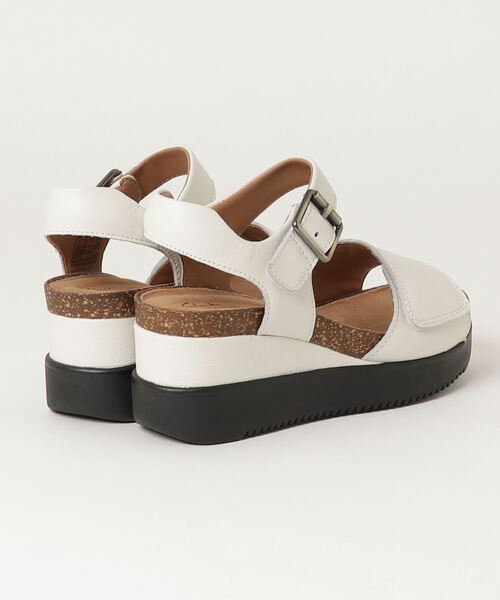 Clarks(クラークス)の「Lizby Strap / リズビーストラップ (ホワイトレザー)(サンダル・レディース・ホワイト・UK4/UK5.5/UK5/UK4.5/UK3.5/UK6/UK3)」の2枚目の写真