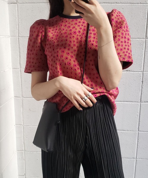 me+em select(ミームセレクト)の「マーガレットパフギャザースリーブトップス(Tシャツ/カットソー・レディース・ブルー/ブラック/ピンク/グリーン・FREE)」の4枚目の写真