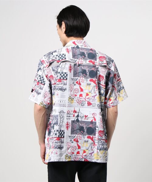 SYU.HOMME/FEMM（シュウ）の「SYU.HOMME/FEMM /シュウ.オム/フェム/News paper Short sleeves by Natalia（シャツ/ブラウス・メンズ・レッド/ブルー・2）」の3枚目の写真