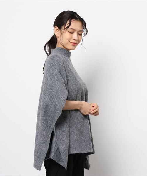 e.r.g*(イーアールジー)の「ボトルネック ニットポンチョ(ニット/セーター・レディース・ベージュ/ダークブラウン/グレー・M)」の4枚目の写真