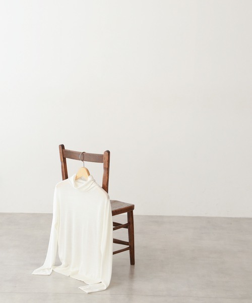 NATURAL BEAUTY BASIC（ナチュラルビューティーベーシック）の「シアータートルニット（ニット/セーター・レディース・チャコールグレー/ベージュ/オフホワイト・MEDIUM）」の15枚目の写真