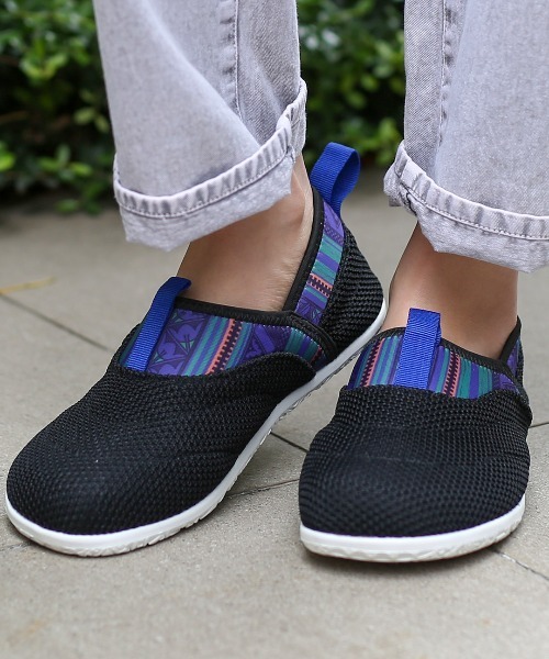 チチカカ(チチカカ)の「キルティングメッシュスニーカー(スリッポン・レディース・ホワイト/ブラック/カーキ・LARGE/MEDIUM)」の1枚目の写真