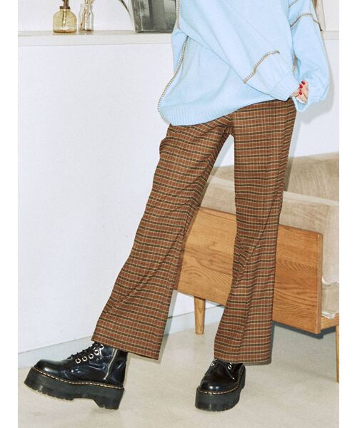 jouetie（ジュエティ）の「ストレートタックパンツ【WEB限定】（スラックス・レディース・ブラック/パープル/ネイビー/ブラウン/レッド/ピンク/イエロー/ブルー/グリーン・MEDIUM）」の3枚目の写真