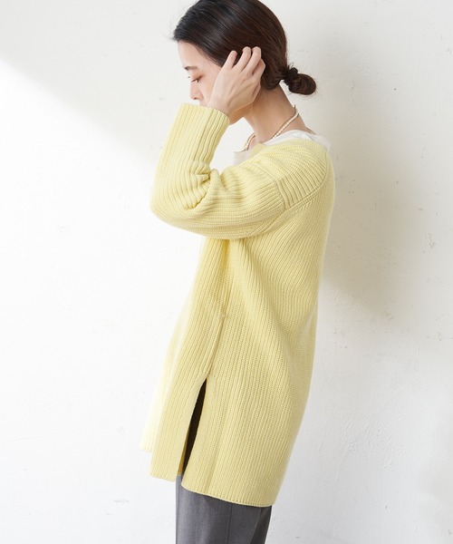 SHENERY（シーナリー）の「【WEB限定カラー：イエロー】片畦スリットネックチュニックニット（ニット/セーター・レディース・ネイビー/オフホワイト/イエロー/ブルー・FREE）」の9枚目の写真