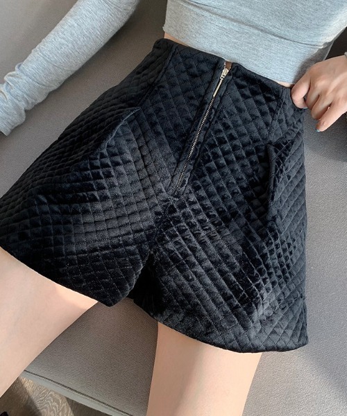 Opinion korean town(オピニオン コリアン タウン)の「キルティングベロアショートパンツ(その他パンツ・レディース・ホワイト/ブラック・S/M/L)」の4枚目の写真