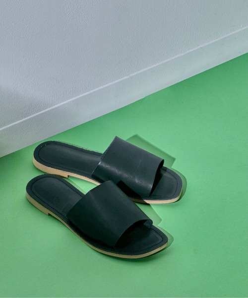LUGG NAGG(ラグナグ)の「カバードフラットサンダル(サンダル・レディース・ブラック/ブラウン/ナチュラル・23.5cm/24.5cm/23.0cm/24.0cm)」の2枚目の写真