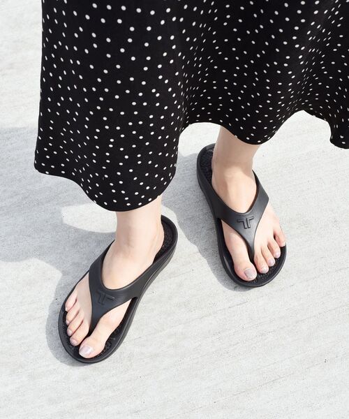 TELIC（テリック）の「TELIC:FLIP FLOP◇（サンダル・レディース・ブラック/ブラウン/オフホワイト/カーキ・SMALL/MEDIUM/X-SMALL）」の3枚目の写真