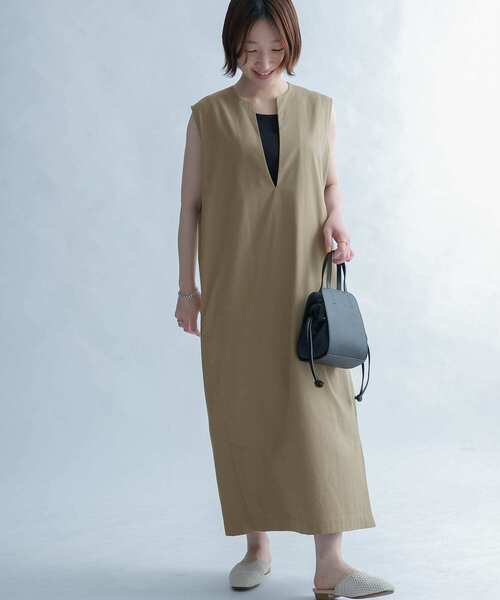 FORK&SPOON（フォークアンドスプーン）の「FORK&SPOON　スリットネックノースリーブワンピース（ワンピース・レディース・ブラック/ベージュ・2/1）」の2枚目の写真