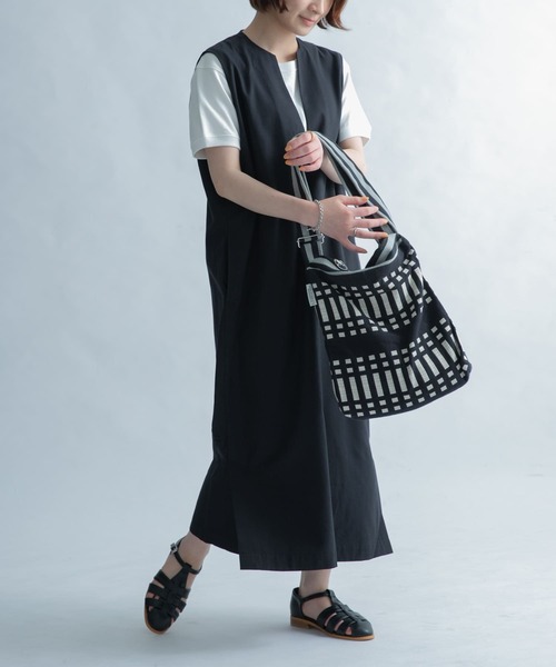 FORK&SPOON（フォークアンドスプーン）の「FORK&SPOON　スリットネックノースリーブワンピース（ワンピース・レディース・ブラック/ベージュ・2/1）」の5枚目の写真