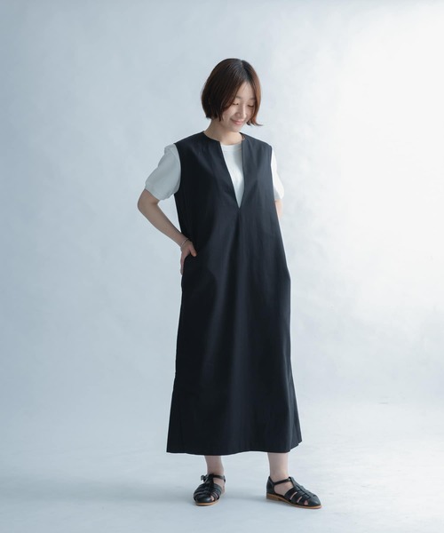 FORK&SPOON（フォークアンドスプーン）の「FORK&SPOON　スリットネックノースリーブワンピース（ワンピース・レディース・ブラック/ベージュ・2/1）」の6枚目の写真