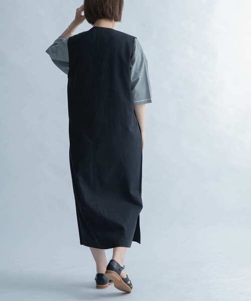 FORK&SPOON（フォークアンドスプーン）の「FORK&SPOON　スリットネックノースリーブワンピース（ワンピース・レディース・ブラック/ベージュ・2/1）」の8枚目の写真