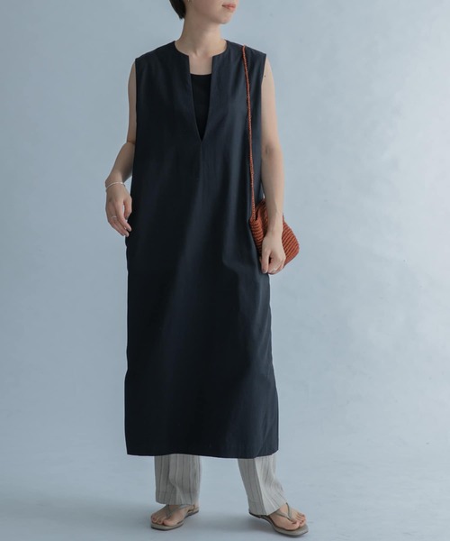 FORK&SPOON（フォークアンドスプーン）の「FORK&SPOON　スリットネックノースリーブワンピース（ワンピース・レディース・ブラック/ベージュ・2/1）」の17枚目の写真