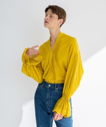 カットワーク刺繍ブラウス