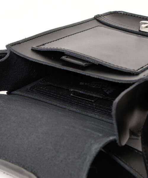 Dr. Martens(ドクターマーチン)の「《Dr.Martens》BACKPACKS BOX CROSSBODY(ボディバッグ/ウエストポーチ・レディース・バーガンディー/ブラック・フリー)」の4枚目の写真