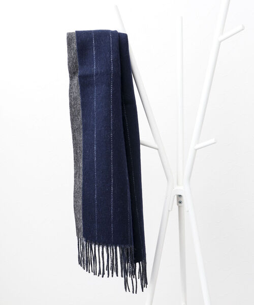 NOLLEY'S goodman（ノーリーズグッドマン）の「Wフェイスウールカシミヤストライプマフラー アラシャンカシミヤ混 30cm幅（マフラー・メンズ・ブラック×グレー/ネイビー・FREE）」の7枚目の写真