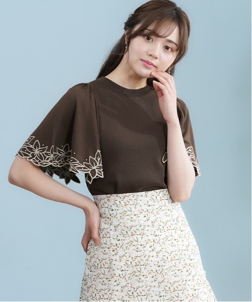 ASTORIA ODIER（アストリアオディール）の「袖刺繍フレアニット（ニット/セーター・レディース・アイボリー/ホワイト×ブラック/ブラック×ホワイト/ブラック/ピンク/ブラウン/モカ/グリーン・MEDIUM）」の5枚目の写真