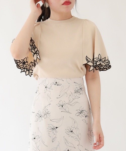 ASTORIA ODIER（アストリアオディール）の「袖刺繍フレアニット（ニット/セーター・レディース・アイボリー/ホワイト×ブラック/ブラック×ホワイト/ブラック/ピンク/ブラウン/モカ/グリーン・MEDIUM）」の2枚目の写真