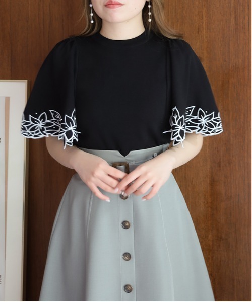 ASTORIA ODIER（アストリアオディール）の「袖刺繍フレアニット（ニット/セーター・レディース・アイボリー/ホワイト×ブラック/ブラック×ホワイト/ブラック/ピンク/ブラウン/モカ/グリーン・MEDIUM）」の4枚目の写真