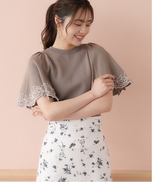 ASTORIA ODIER（アストリアオディール）の「袖刺繍フレアニット（ニット/セーター・レディース・アイボリー/ホワイト×ブラック/ブラック×ホワイト/ブラック/ピンク/ブラウン/モカ/グリーン・MEDIUM）」の6枚目の写真