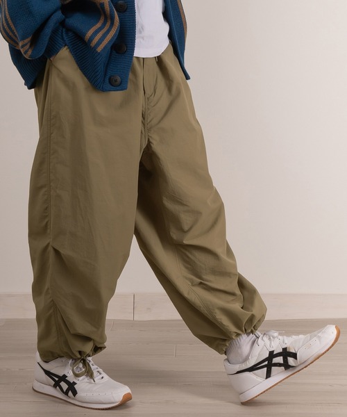 SlashDate(スラッシュデイト)の「ワイドシルエットナイロンカラースノーパンツ/ミリタリーパンツ/パラシュートパンツ/ストリート/ユニセックス(カーゴパンツ・メンズ・グリーン/パープル/ベージュ/イエロー/オレンジ/ブラック/オリーブ/チャコールグレー/オフホワイト・S/M/L)」の5枚目の写真
