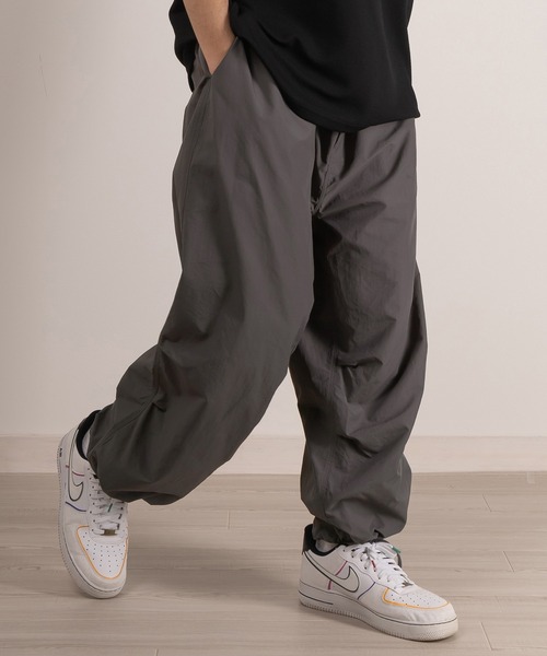 SlashDate(スラッシュデイト)の「ワイドシルエットナイロンカラースノーパンツ/ミリタリーパンツ/パラシュートパンツ/ストリート/ユニセックス(カーゴパンツ・メンズ・グリーン/パープル/ベージュ/イエロー/オレンジ/ブラック/オリーブ/チャコールグレー/オフホワイト・S/M/L)」の4枚目の写真
