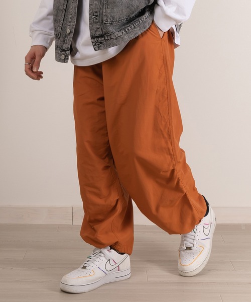 SlashDate(スラッシュデイト)の「ワイドシルエットナイロンカラースノーパンツ/ミリタリーパンツ/パラシュートパンツ/ストリート/ユニセックス(カーゴパンツ・メンズ・グリーン/パープル/ベージュ/イエロー/オレンジ/ブラック/オリーブ/チャコールグレー/オフホワイト・S/M/L)」の9枚目の写真