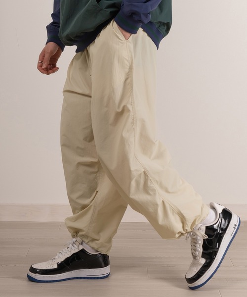 SlashDate(スラッシュデイト)の「ワイドシルエットナイロンカラースノーパンツ/ミリタリーパンツ/パラシュートパンツ/ストリート/ユニセックス(カーゴパンツ・メンズ・グリーン/パープル/ベージュ/イエロー/オレンジ/ブラック/オリーブ/チャコールグレー/オフホワイト・S/M/L)」の11枚目の写真