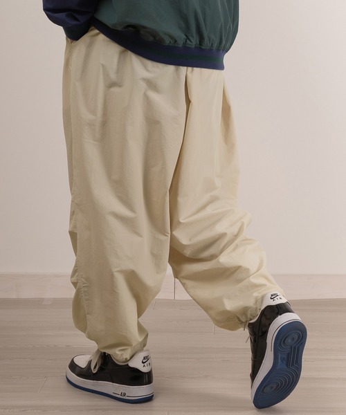 SlashDate(スラッシュデイト)の「ワイドシルエットナイロンカラースノーパンツ/ミリタリーパンツ/パラシュートパンツ/ストリート/ユニセックス(カーゴパンツ・メンズ・グリーン/パープル/ベージュ/イエロー/オレンジ/ブラック/オリーブ/チャコールグレー/オフホワイト・S/M/L)」の12枚目の写真