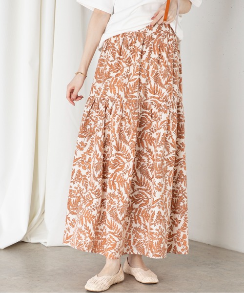 MILLION CARATS（ミリオンカラッツ）の「春夏らしい鮮やかなボタニカル柄が魅力の二段ティアードスカート（スカート・レディース・オレンジ/サックスブルー/ネイビー・FREE）」の4枚目の写真