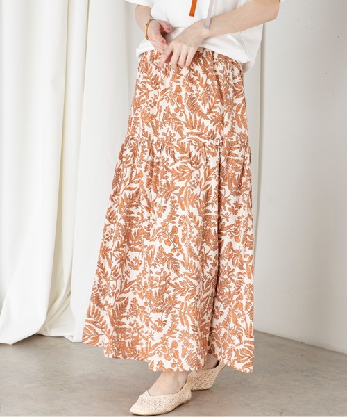 MILLION CARATS（ミリオンカラッツ）の「春夏らしい鮮やかなボタニカル柄が魅力の二段ティアードスカート（スカート・レディース・オレンジ/サックスブルー/ネイビー・FREE）」の5枚目の写真