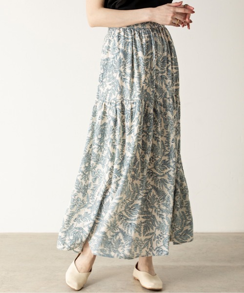 MILLION CARATS（ミリオンカラッツ）の「春夏らしい鮮やかなボタニカル柄が魅力の二段ティアードスカート（スカート・レディース・オレンジ/サックスブルー/ネイビー・FREE）」の9枚目の写真