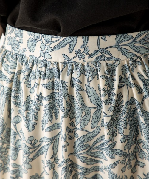 MILLION CARATS（ミリオンカラッツ）の「春夏らしい鮮やかなボタニカル柄が魅力の二段ティアードスカート（スカート・レディース・オレンジ/サックスブルー/ネイビー・FREE）」の14枚目の写真