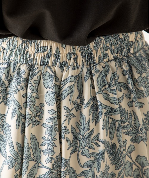 MILLION CARATS（ミリオンカラッツ）の「春夏らしい鮮やかなボタニカル柄が魅力の二段ティアードスカート（スカート・レディース・オレンジ/サックスブルー/ネイビー・FREE）」の15枚目の写真