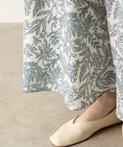 MILLION CARATS（ミリオンカラッツ）の「春夏らしい鮮やかなボタニカル柄が魅力の二段ティアードスカート（スカート・レディース・オレンジ/サックスブルー/ネイビー・FREE）」の16枚目の写真