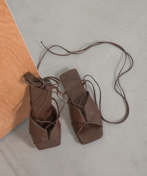 lawgy（ラウジー）の「cross design lace up sandal（サンダル・レディース・ブラウン/ブラック・S/M/L）」の2枚目の写真
