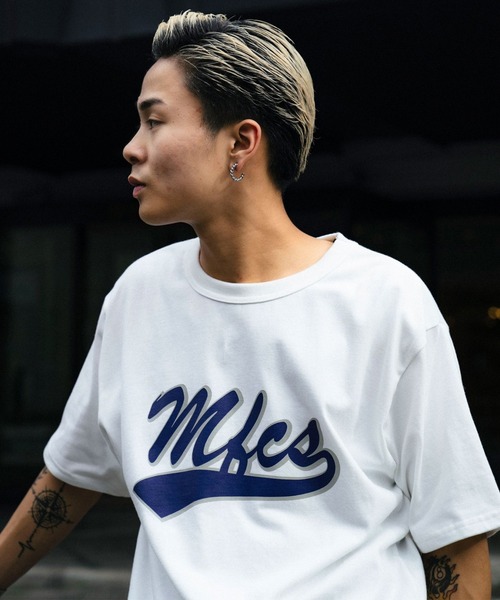 FRUIT OF THE LOOM(フルーツオブザルーム)の「FRUIT OF THE LOOM x MFC STORE MFCS TEAM LOGO S/S TEE(Tシャツ/カットソー・メンズ・チャコール/ホワイト/ブラック・M/L/XL/XXL)」の2枚目の写真