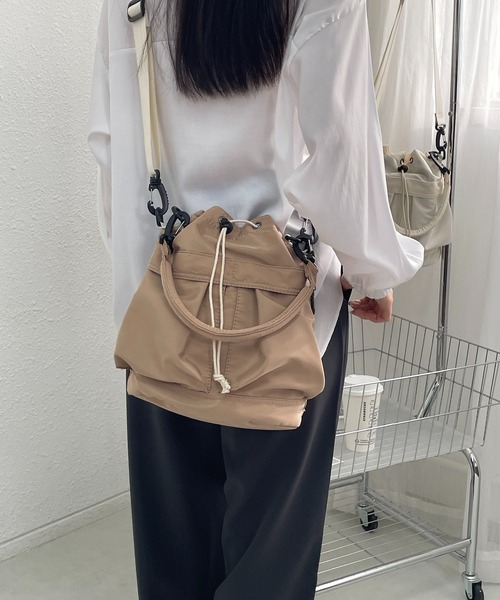 LA VORAGINE(ラ ヴォラジネ)の「バケツ型ショルダーバッグ 超軽量ナイロンカンバス2 way+マルチカラー+男女兼用(ショルダーバッグ・レディース・アイボリー/カーキ/ベージュ/ブラック・FREE)」の18枚目の写真