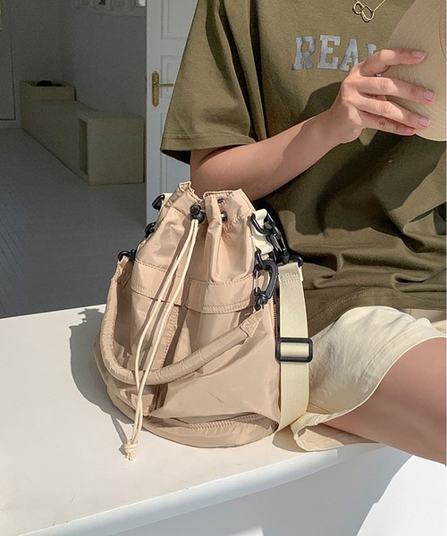 LA VORAGINE(ラ ヴォラジネ)の「バケツ型ショルダーバッグ 超軽量ナイロンカンバス2 way+マルチカラー+男女兼用(ショルダーバッグ・レディース・アイボリー/カーキ/ベージュ/ブラック・FREE)」の10枚目の写真