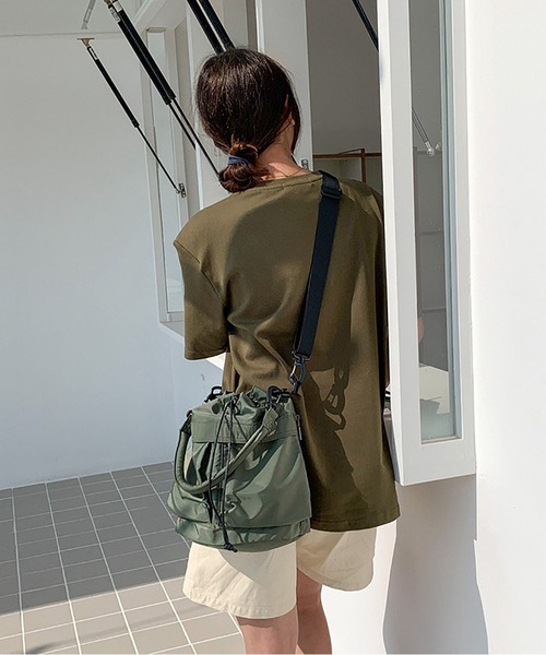 LA VORAGINE(ラ ヴォラジネ)の「バケツ型ショルダーバッグ 超軽量ナイロンカンバス2 way+マルチカラー+男女兼用(ショルダーバッグ・レディース・アイボリー/カーキ/ベージュ/ブラック・FREE)」の11枚目の写真