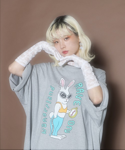 PUNYUS(プニュズ)の「RAVE ON WONDERLANDビッグTシャツ(Tシャツ/カットソー・レディース・ブラック/ホワイト/杢グレー・FREE)」の4枚目の写真