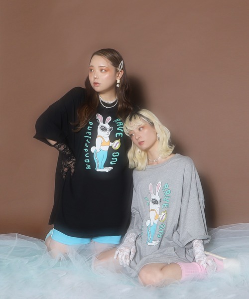 PUNYUS(プニュズ)の「RAVE ON WONDERLANDビッグTシャツ(Tシャツ/カットソー・レディース・ブラック/ホワイト/杢グレー・FREE)」の6枚目の写真